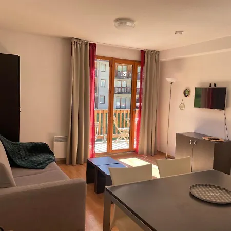 Appt 4 A 6 Pers Aux Pieds Des Pistes Les Terrasses Du Soleil D Or Avec Piscine